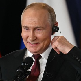 Putin během summitu zopakoval argument, který používá od začátku invaze, že Rusko se cítí ohroženo, což byla také jeho záminka pro válku na Ukrajině. 