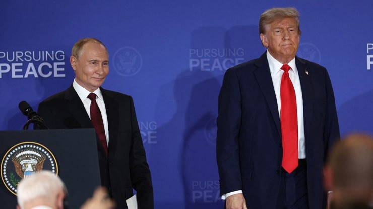 Donald Trump i Vladimir Putin se společné setkání pochvalovali a jsou spokojeni s výsledky.