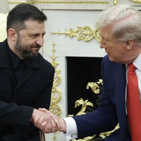 Zelenskyj dorazil v obleku.