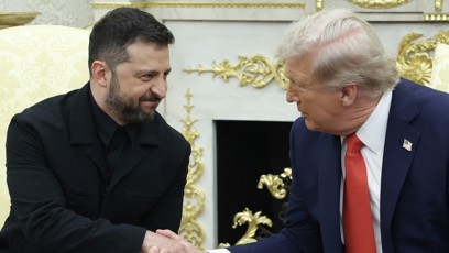 FOTO: Zelenskyj dorazil v obleku.