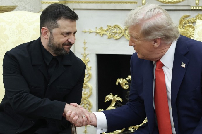 Zelenskyj dorazil v obleku.