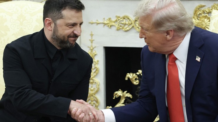Zelenskyj dorazil v obleku.
