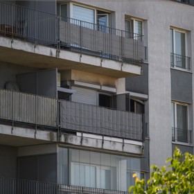 Matka v Ružinově utopila dvouletou a pětiletou dceru ve vaně, pak zapálila byt a odešla do baru