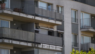 FOTO: Matka v Ružinově utopila dvouletou a pětiletou dceru ve vaně, pak zapálila byt a odešla do baru