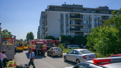 FOTO: Hasiči vynášeli z bytu mrtvá tělíčka
