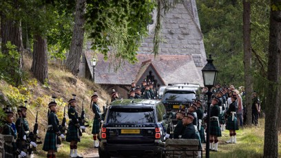 FOTO: Královská rodina míří na bohoslužbu v panství Balmoral