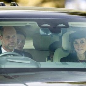 Kate Middleton jela v autě s princem Williamem a dětmi. 