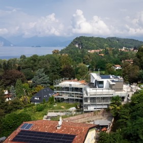 Luxusní moderní vila Nedvěda a Rolins u italského jezera Lago Maggiore.