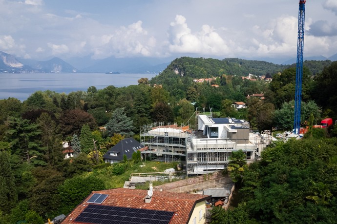 Luxusní moderní vila Nedvěda a Rolins u italského jezera Lago Maggiore.