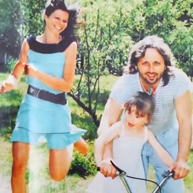 Manželka Jiřina měla vždy dlouhé štíhlé nohy. V mládí se živila jako pozemní stevardka.