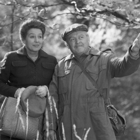 Romeo a Julie na konci listopadu: Když se šedesátiletý Karel Pluhař seznámí s Marií, zjistí, že pokud se této šance chytí, možná ještě zažije v životě štěstí. Na snímku Dana Medřická a Karel Höger.