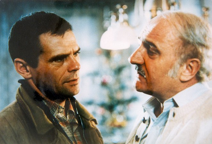 Josef Somr si ve filmu zahrál lékaře. Na snímku s Milanem Kňažkem.