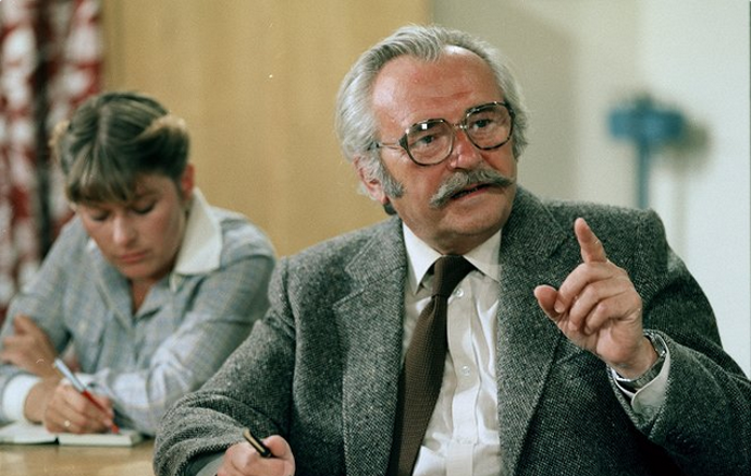 Herec Jiří Sovák exceluje v seriálu My všichni školou povinní.