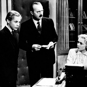 Hrdiny tohoto filmu jsou studenti Obchodní akademie, které nebaví učit se velké množství látky, bez níž se prý v budoucím povoláni neobejdou. Jak dopadne prázdninová praxe a tvrdý střet s realitou?