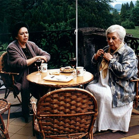 Ulice Na Zámku se ve skutečnosti jmenuje Na Groši a najdeme ji v Praze - Hostivaři. Na snímku Jiřina Jirásková a Stela Zázvorková.