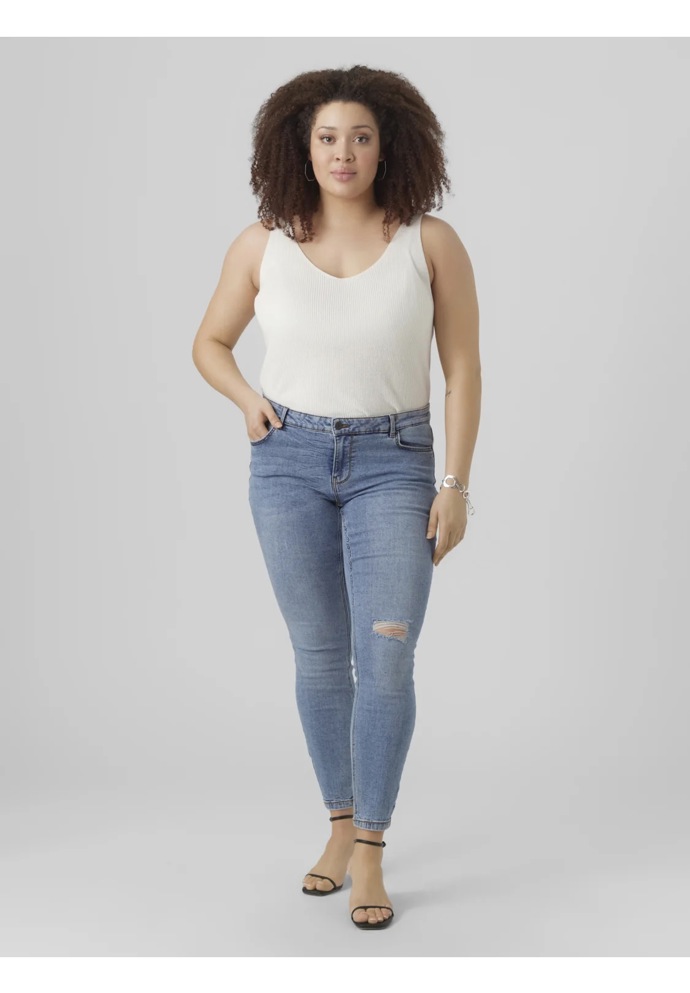 Mnoho žen si eleganci odpírá kvůli plus size postavě. Žádná nejsme dokonalá, ale i s pár kily navíc můžeme zvolit elegantnější verzi džín a topu.