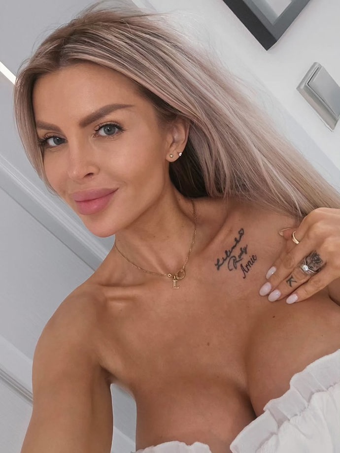 Lela Ceterová s novým tetováním.