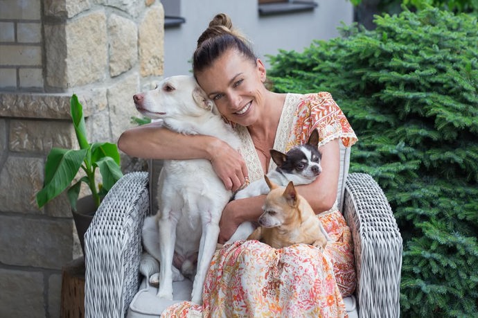 Alice Bendová a její psí smečka.