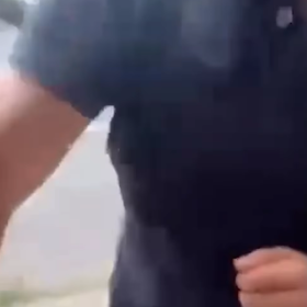 Revizor surově udeřil ženu do břicha. 