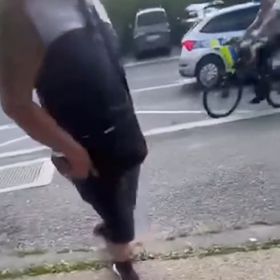 Revizor udeřil ženu do břicha.