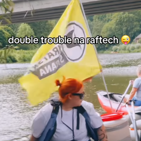 Sugar Denny vyjela na raft se stranou Pirátů.