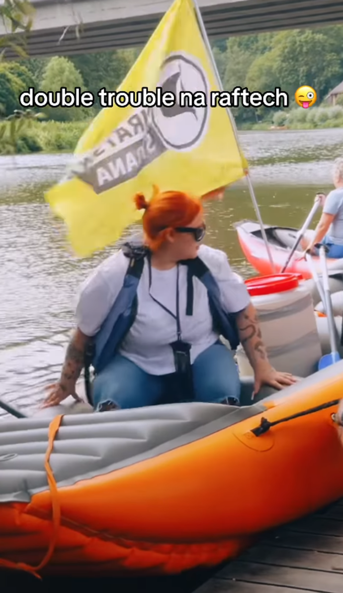 Sugar Denny vyjela na raft se stranou Pirátů.