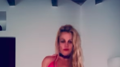 FOTO: Britney se v novém videu téměř celá svlékla.