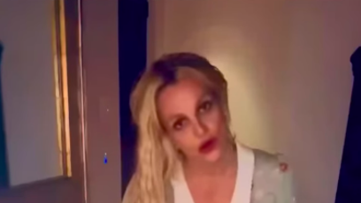 FOTO: Video v zelených šatech působí až strašidelně.