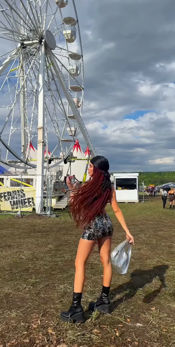 Rachel Karnižová v odvážném outfitu.
