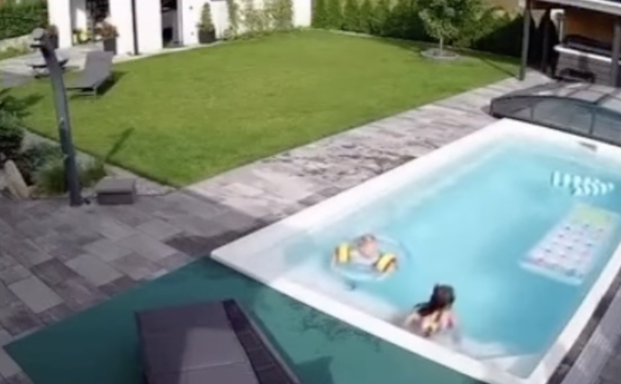 Společně děti blbnuly ve vodě s nafukovacími pomůckami.