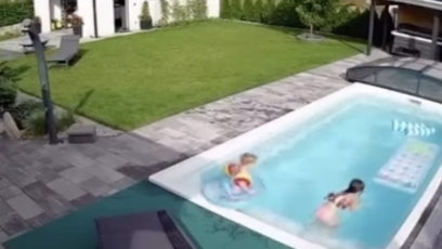 FOTO: Menší dítě s nafukovacím kruhem chtělo skočit do vody.