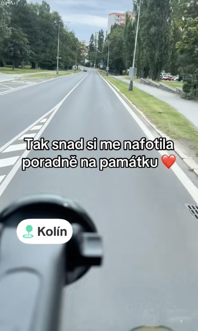Řidič se paní vyhnul až po několika dlouhých minutách.