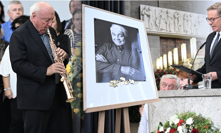 Dojemné loučení s Jiřím Krampolem: Slováček rozplakal sál a milovaná píseň z filmu s Belmondem