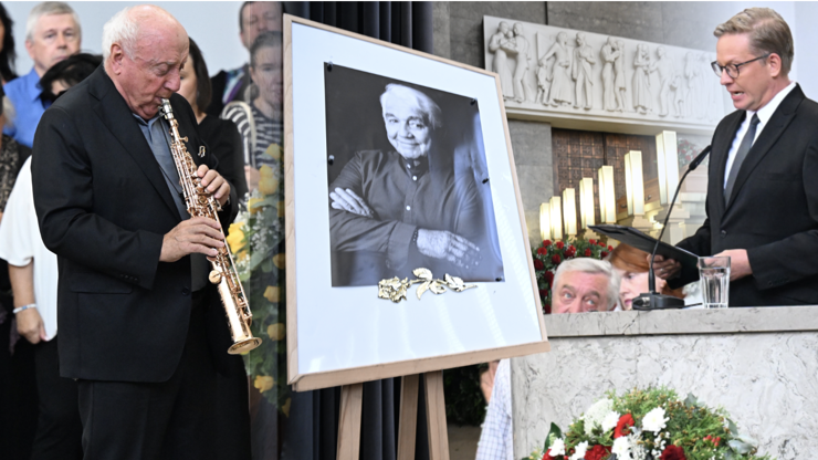 Dojemné loučení s Jiřím Krampolem: Slováček rozplakal sál a milovaná píseň z filmu s Belmondem