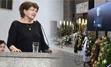 Emotivní proslov na pohřbu Krampola: Jiří byl unešený z vnoučat, řečnila kamarádka. Slova dojetí syna