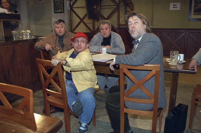 Bronislav Poloczek, Jan Kanyza, Ladislav Potměšil a Jiří Krytinář v seriálu Hospoda.