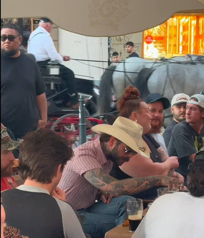 Post Malone na pivu v Praze.