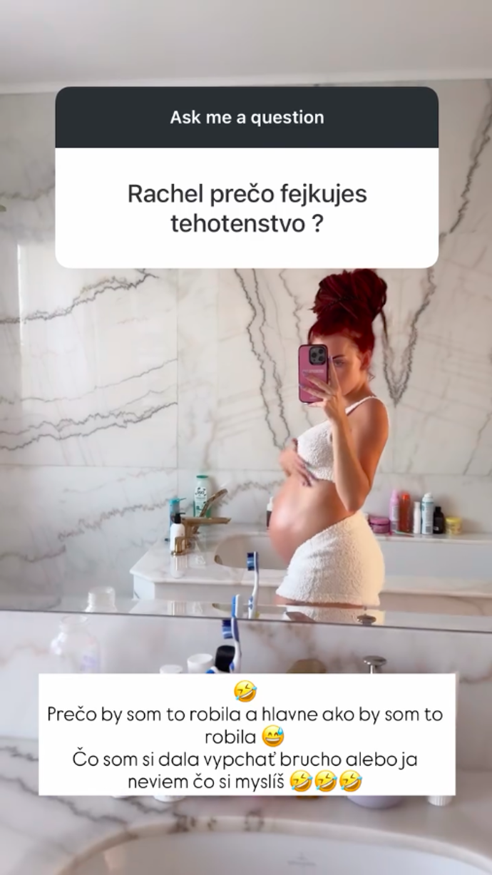 Rachel ukázala své břicho.