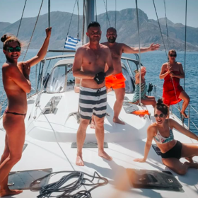 Anna se plavila na jachtě s přáteli.