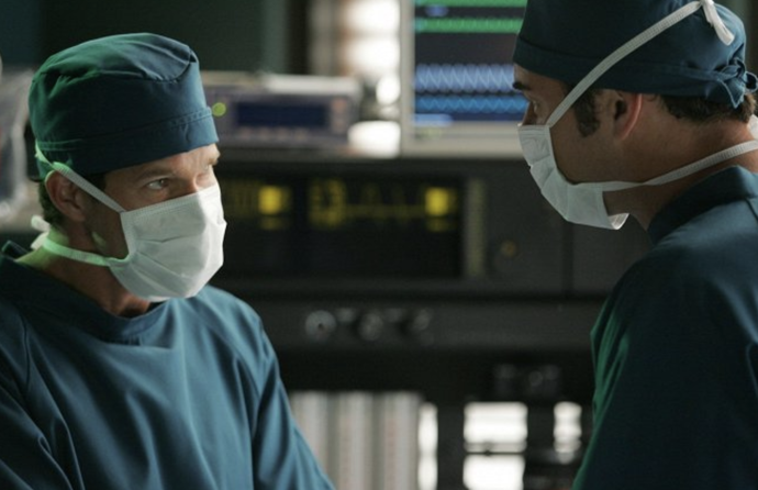 Dylan Walsh si v seriálu Plastická chirurgie s. r. o. zahrál po boku Juliana McMahona.