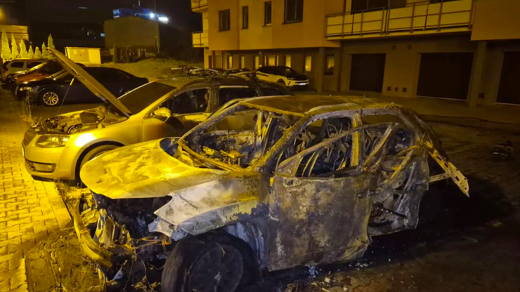 Muž po zjištění rozsudku usedl do svého auta ve Velkém Meziříčí a odpálil plynovou lahev. 