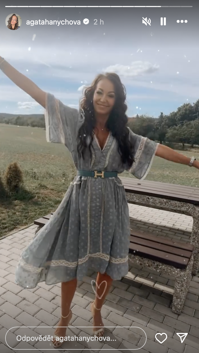 Agáta Hanychová se převlékala u benzinky.