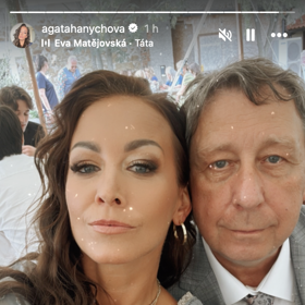 Agáta Hanychová se svým tatínkem Jiřím Hanychem na veselce.