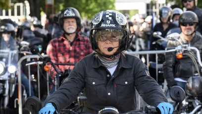 FOTO: Eva Pavlová a Petr Pavel projeli Prahou na motorkách.