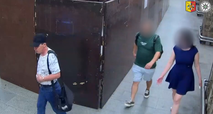 Muž je v hledáčku policie.