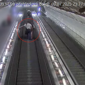 Muž se na eskalátorech přiblížil k dívce a osahával ji na intimních místech.