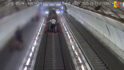 FOTO: Muž se na eskalátorech přiblížil k dívce a osahával ji na intimních místech.