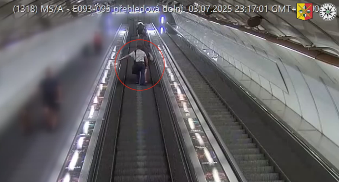 Muž se na eskalátorech přiblížil k dívce a osahával ji na intimních místech.