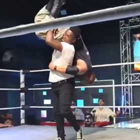 Raja Jackson surově zbil wrestlera Stuarta Smithe. 