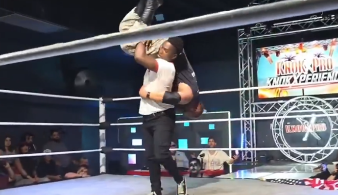 Raja Jackson surově zbil wrestlera Stuarta Smithe. 